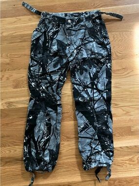 AKIRA Black & Gray Camo Cargo Pants